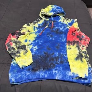 Guess men’s sweatshirt tye dye.